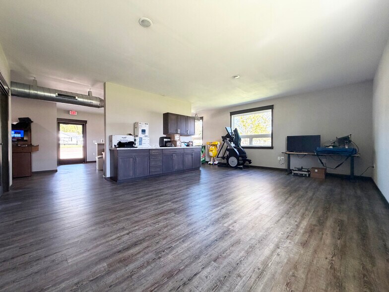 More Photos Of 359 Elm st, New Auburn Freestanding For Sale