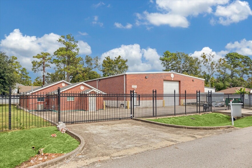 More Photos Of 11126 Timber Crest Dr, Houston Warehouse For Lease