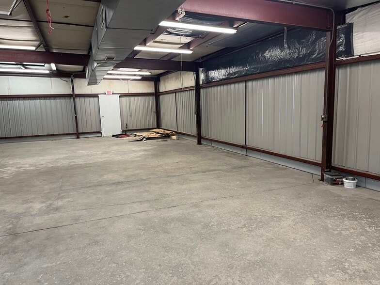 More Photos Of 11565 Memorial Parkway Pkwy, Huntsville Flex For Lease