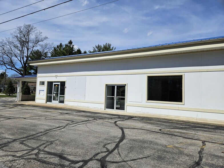 More Photos Of 2704-2710 N Saginaw St, Midland Freestanding For Sale