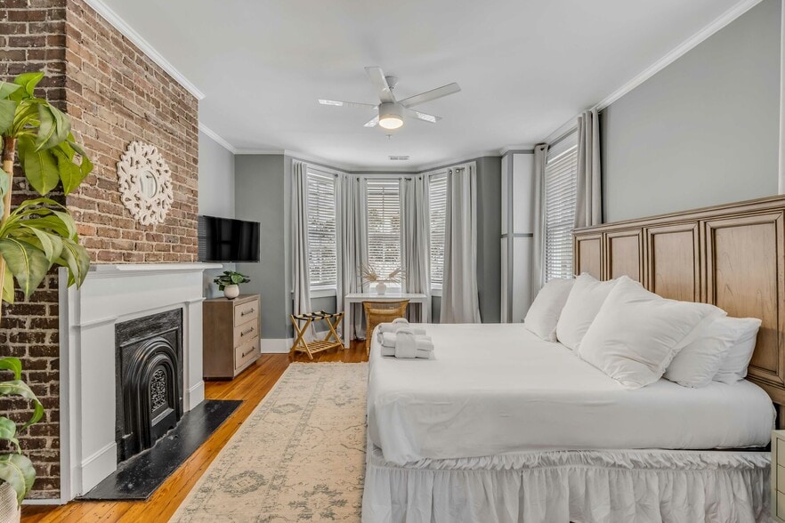 More Photos Of 140 Spring St, Charleston Hospitality For Sale