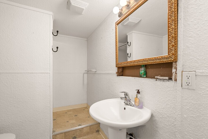 More Photos Of 531-535 N Market Blvd, Chehalis Restaurant For Sale