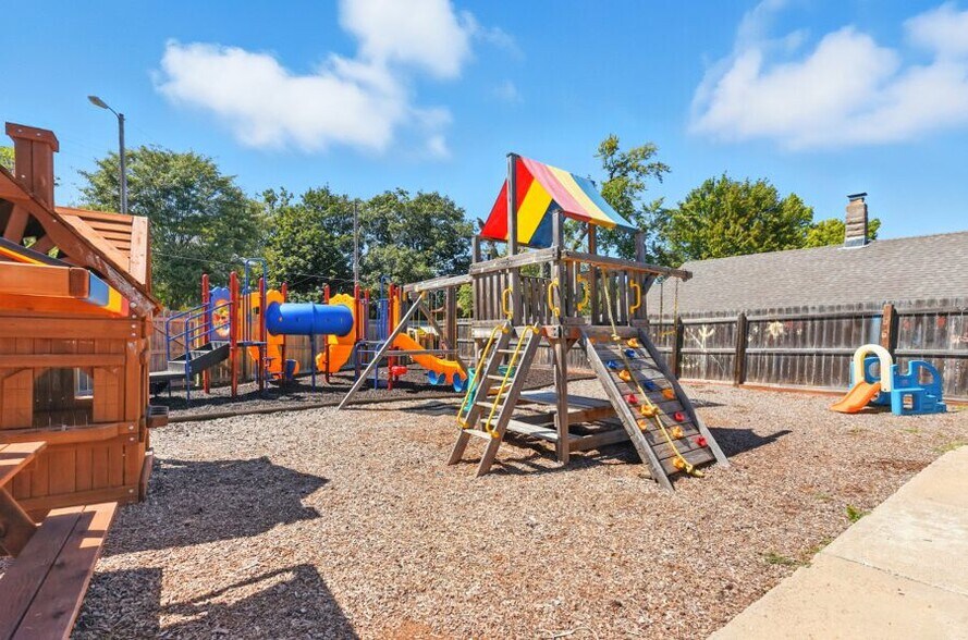 More Photos Of 2506-2510 N 72nd St, Omaha Daycare Center For Lease