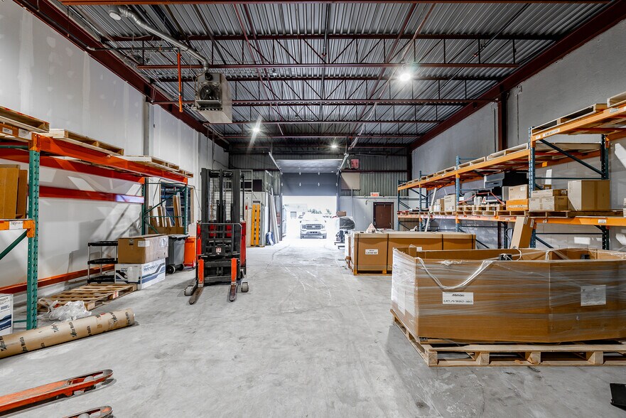 More Photos Of 151-191 Rue Mérizzi, Saint-Laurent Distribution For Lease