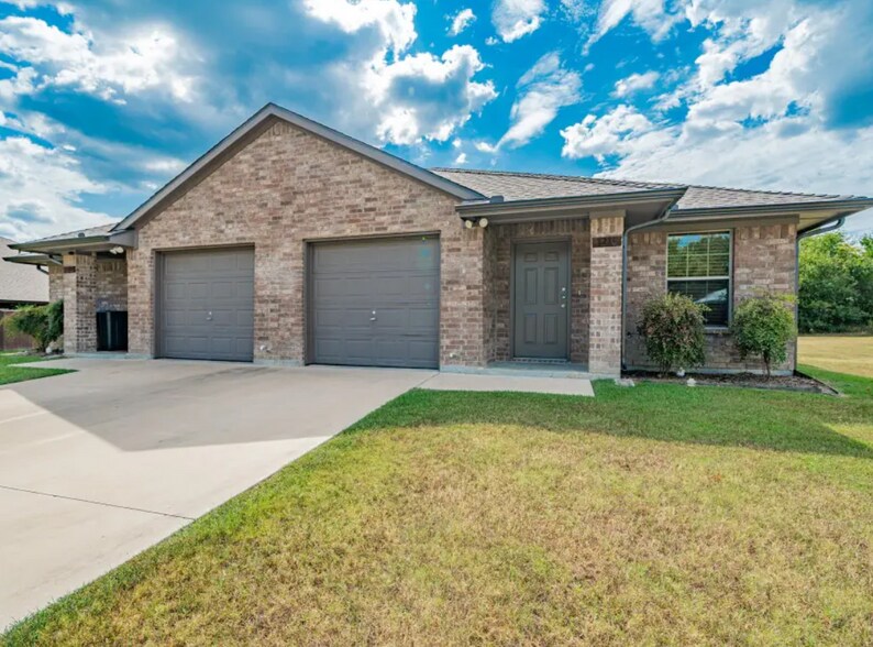 More Photos Of 26 Duplex Portfolio, Commerce Apartments For Sale