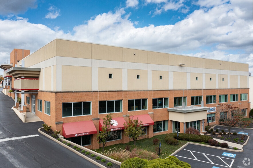 More Photos Of 8154 Montgomery Rd, Cincinnati Unknown For Lease