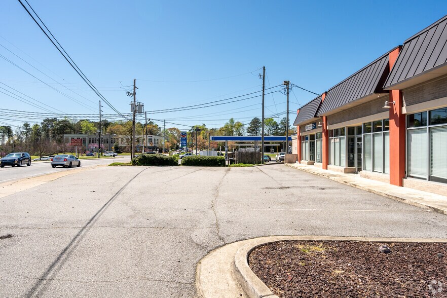 More Photos Of 2030 Bolton Rd NW, Atlanta Freestanding For Lease