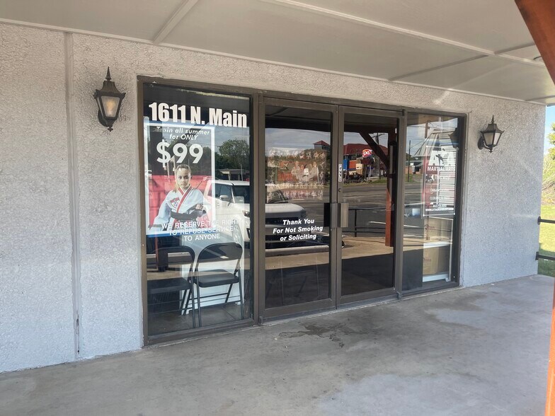 More Photos Of 1605-1611 N Main St, Cleburne Storefront For Lease