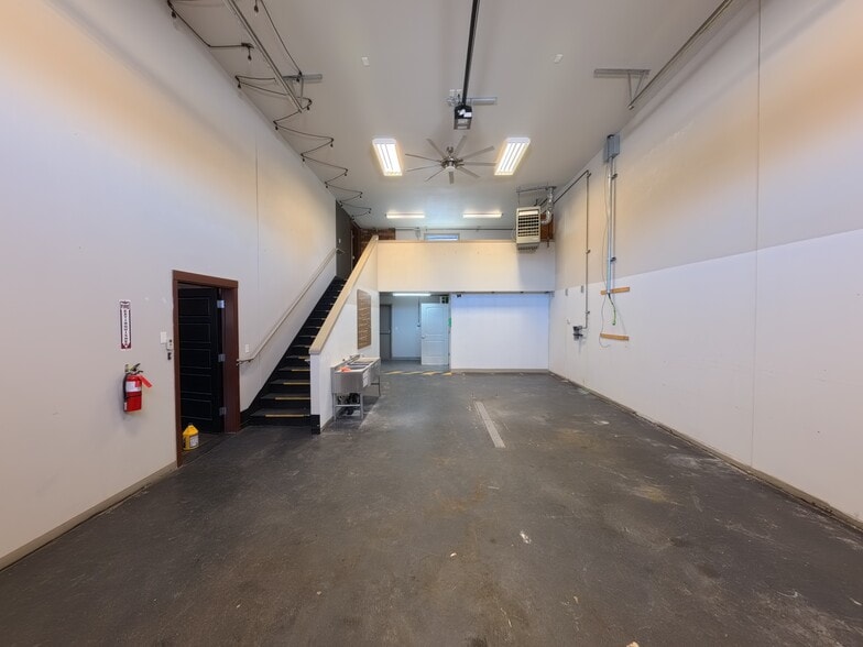More Photos Of 611 NE Jackpine Ct, Redmond Distribution For Lease