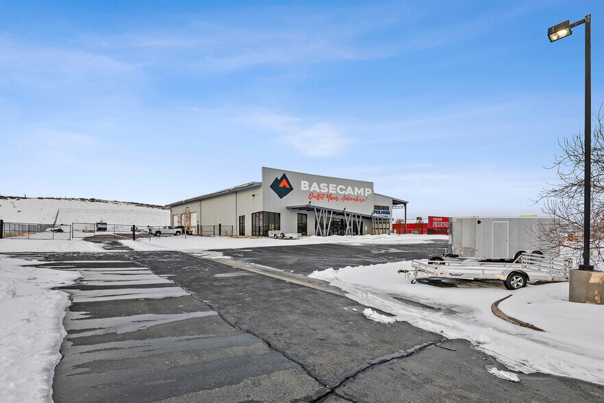 More Photos Of 371 Prospector Dr, Evanston Freestanding For Sale