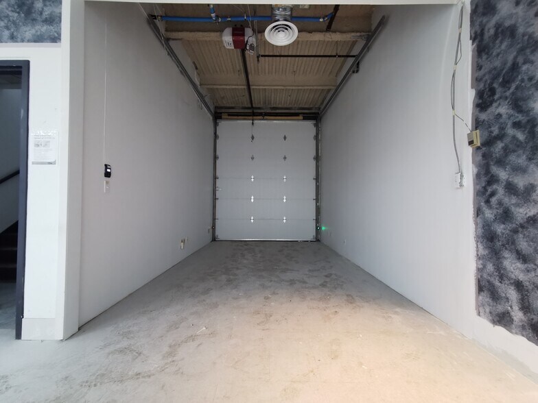 More Photos Of 3871 N Fraser Way, Burnaby Showroom For Sale