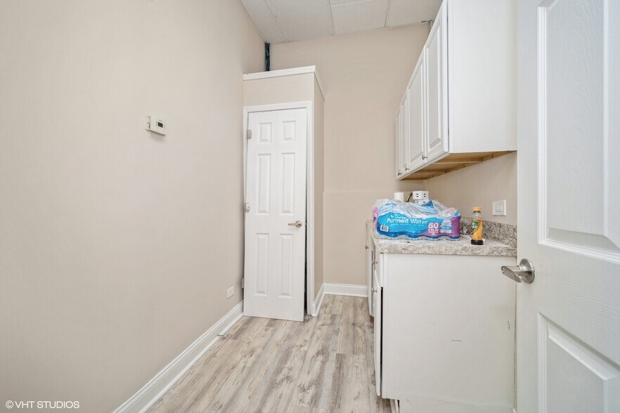 More Photos Of 1511 E Oakton St, Des Plaines Storefront For Lease