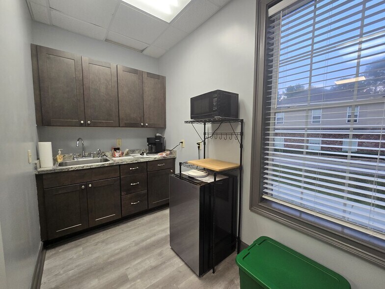 More Photos Of 114 Adris Pl, Dothan Office For Lease
