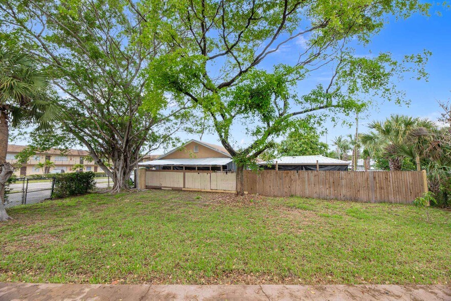 More Photos Of 359 10th St, West Palm Beach Storefront Retail Office For Sale