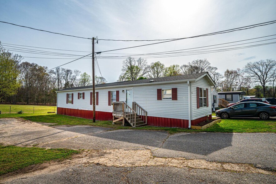 1521 Airport Rhodhiss Rd, Hickory, NC 28601 Manufactured Housing