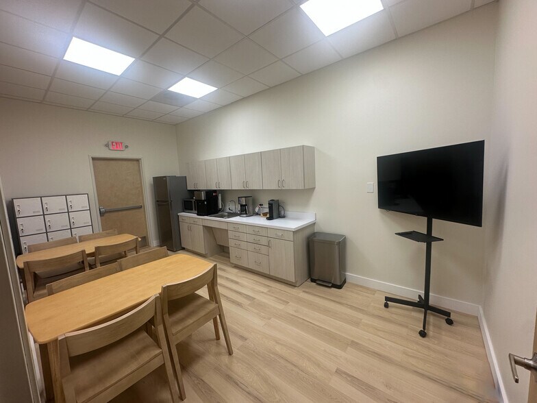 More Photos Of 8303 N Stemmons Fwy, Dallas General Retail For Sale