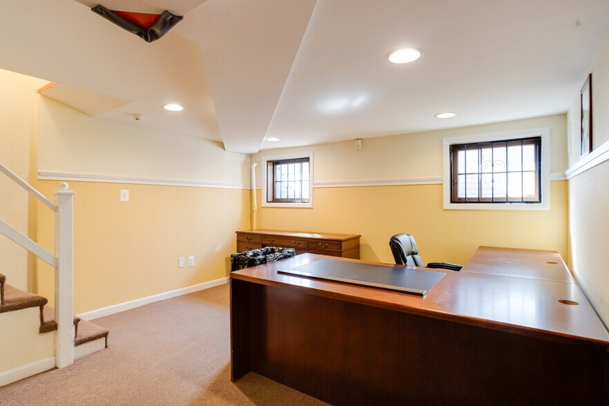 More Photos Of 407 W Pennsylvania Ave, Towson Office For Sale