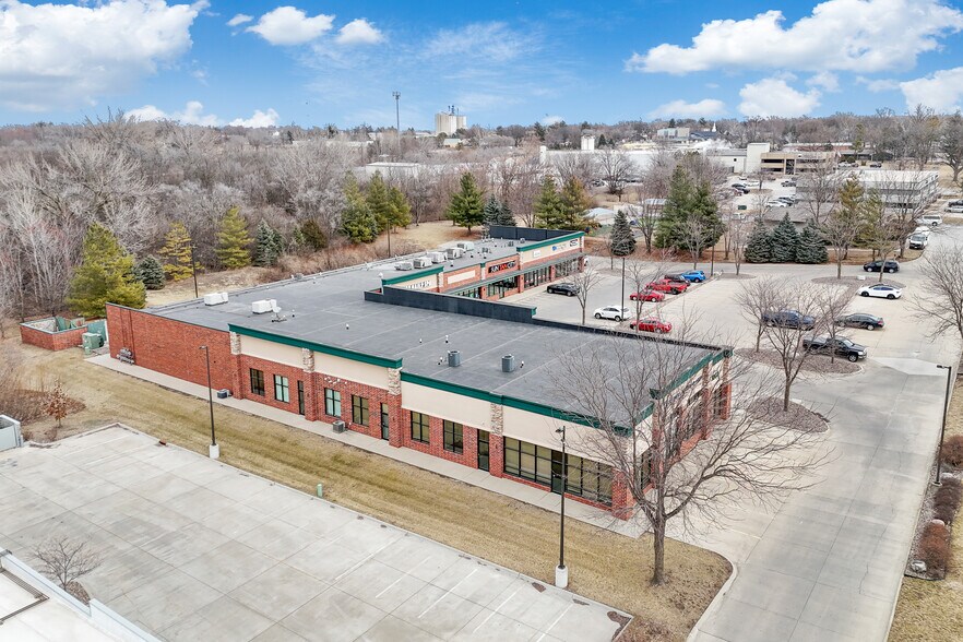 More Photos Of 1003 8th St SW, Altoona Storefront For Lease