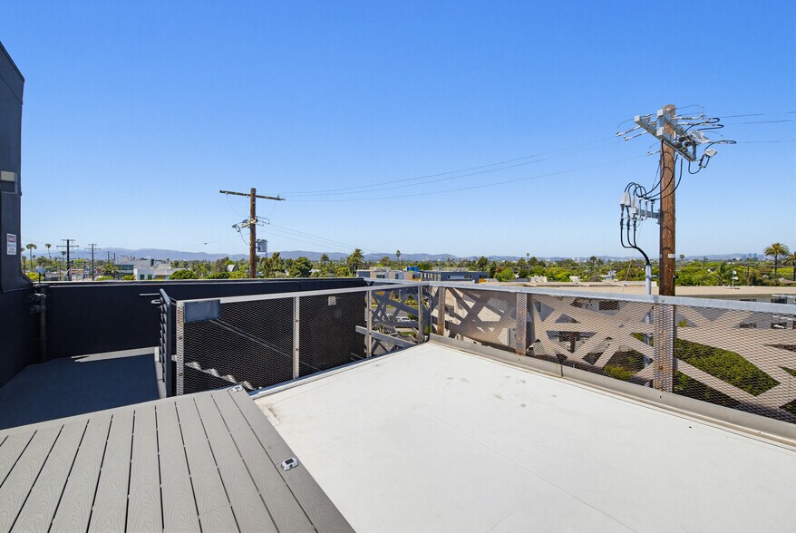 More Photos Of 2434 Lincoln Blvd, Venice Loft Creative Space For Sale