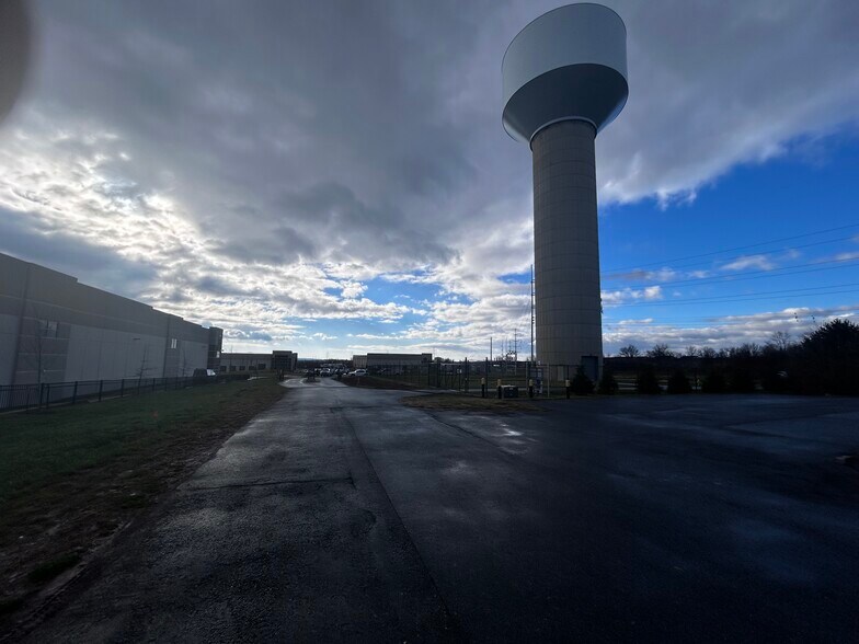 More Photos Of 6008 Fair Oaks Dr, Frederick Flex For Lease