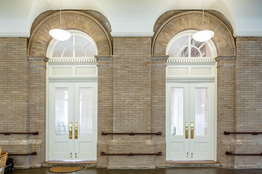 More Photos Of 12 Middlebrook Ave, Staunton Restaurant For Lease