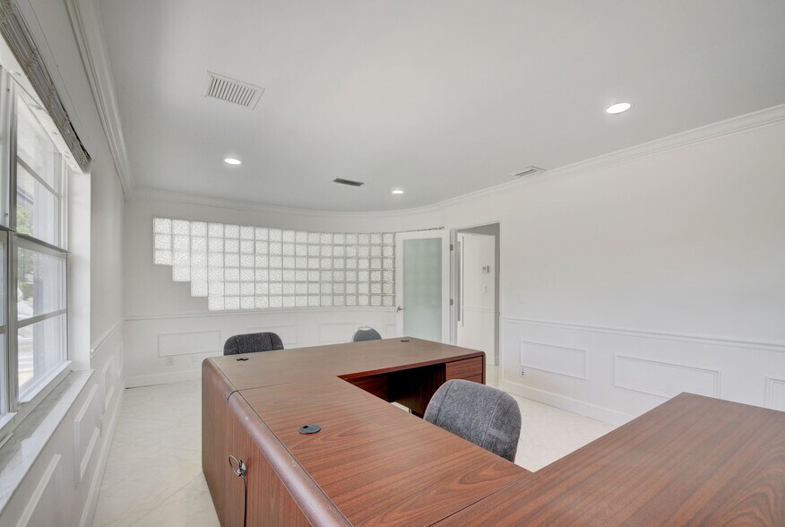 More Photos Of 830 N Federal Hwy, Lake Worth Office For Lease