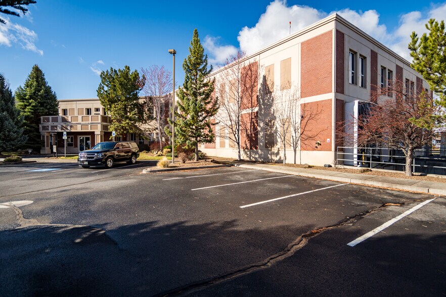 More Photos Of 601 N Larch St, Sisters Research And Development For Sale