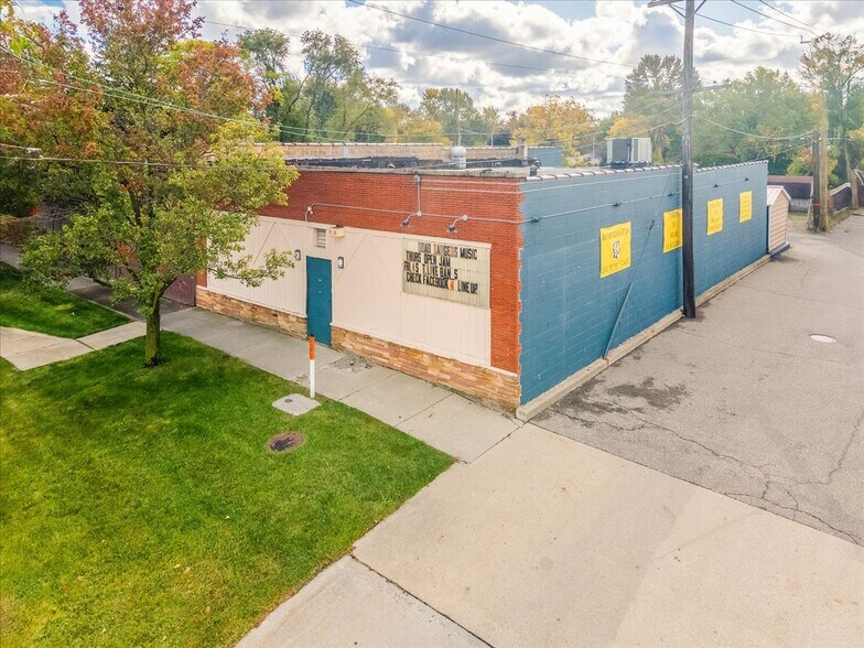 More Photos Of 23925 Goddard Rd, Taylor Bar For Sale