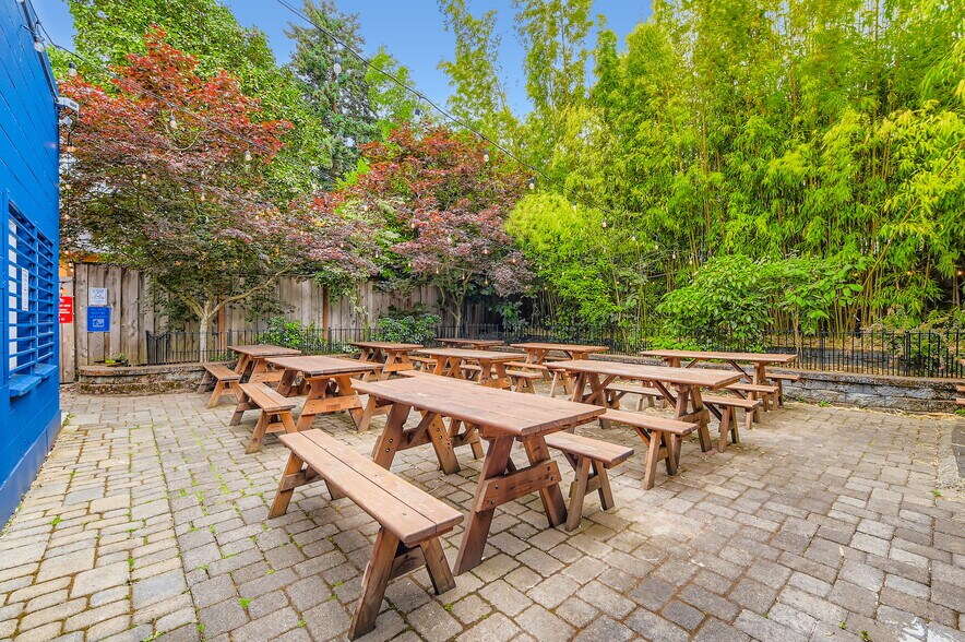 More Photos Of 4343 SE Hawthorne Blvd, Portland Restaurant For Sale