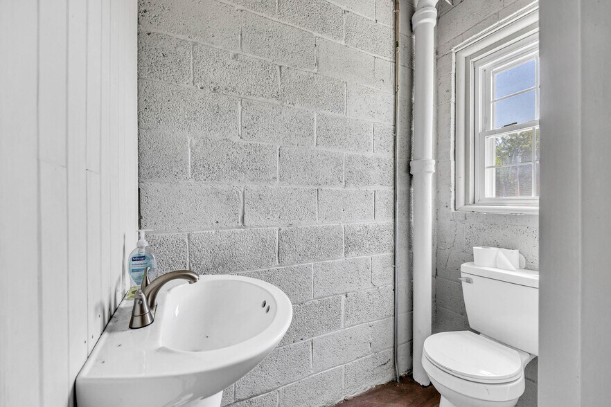 More Photos Of 217 E Aiken Rd, Eden Showroom For Lease