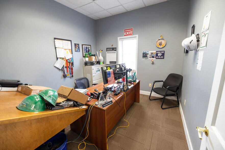 More Photos Of 1621 Se Summit St, Lee's Summit Light Distribution For Lease