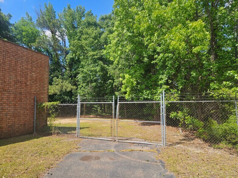 More Photos Of 952 Bragg Blvd, Fayetteville Flex For Sale