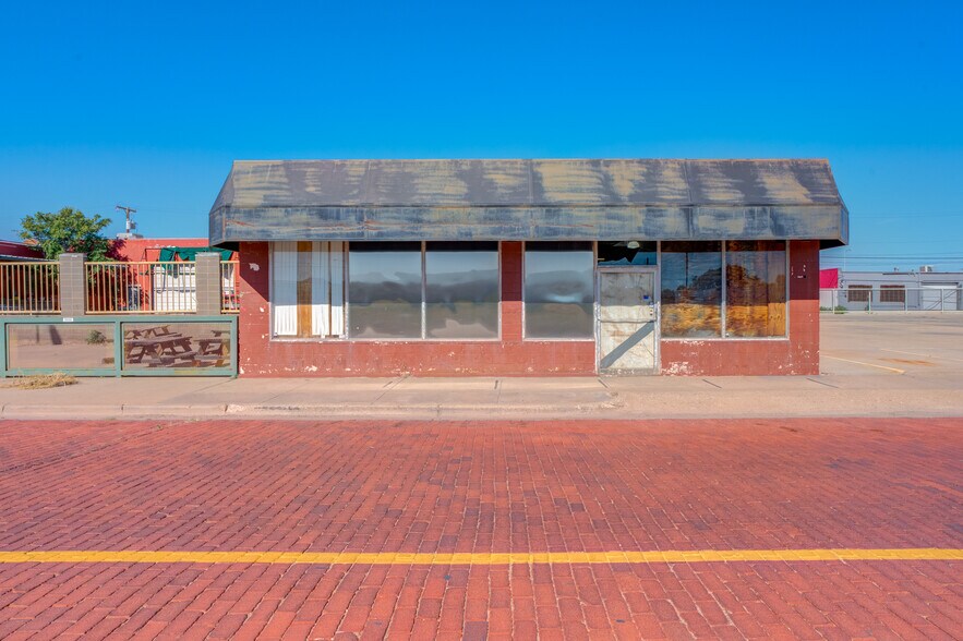 More Photos Of 1962 Buddy Holly Ave, Lubbock Freestanding For Sale