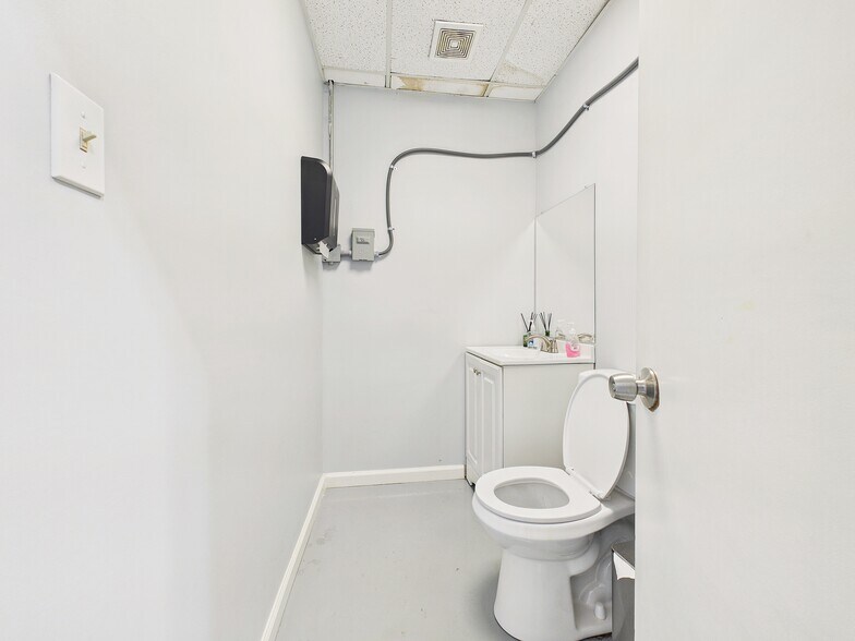 More Photos Of 124 Commerce St, Bowdon Showroom For Sale