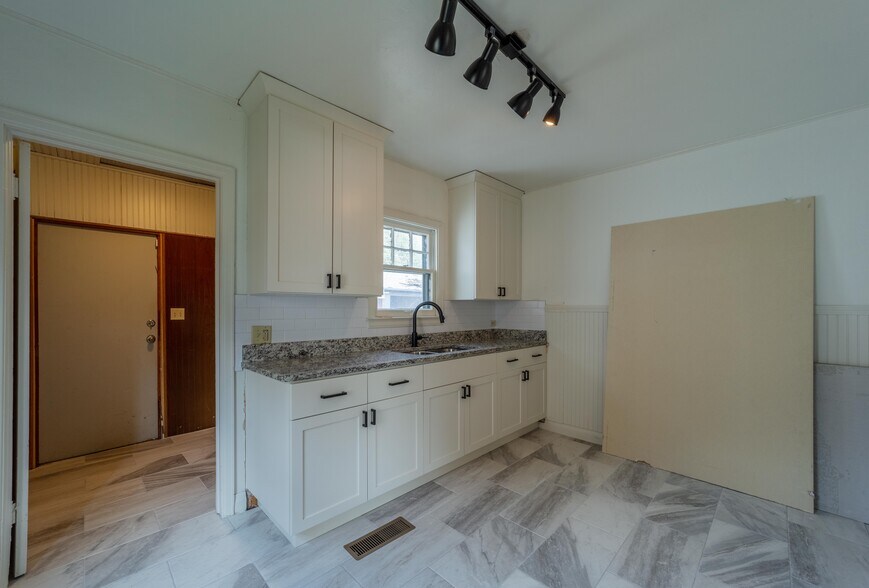 More Photos Of 517 Cherokee Ave, Mcalester Office For Lease