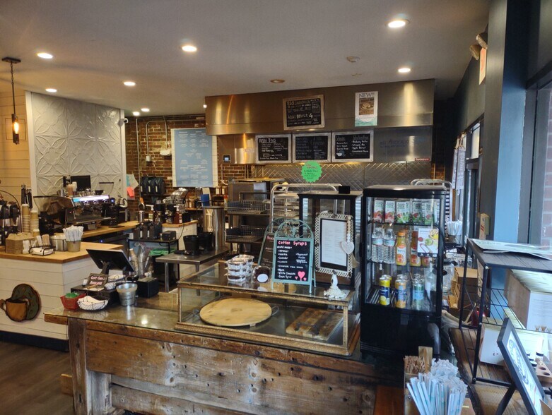 More Photos Of 92 Pleasant St, Newburyport Freestanding For Sale