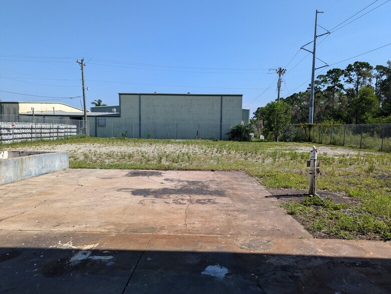 More Photos Of 927 NE 24th Ln, Cape Coral Warehouse For Sale