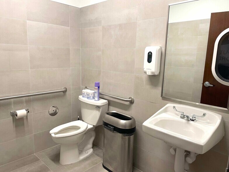 More Photos Of 5550 Warren Pky, Frisco Medical For Lease