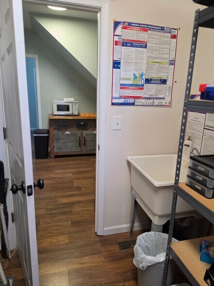 More Photos Of 104 E Pine St, Georgetown Office Residential For Lease