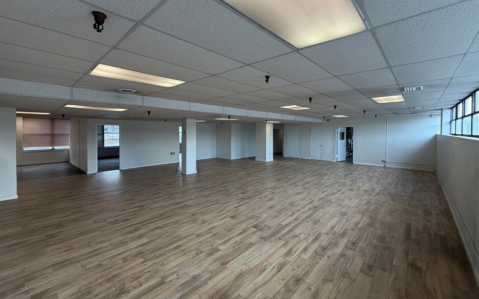 More Photos Of 150 N Macquesten Pky, Mount Vernon Warehouse For Lease