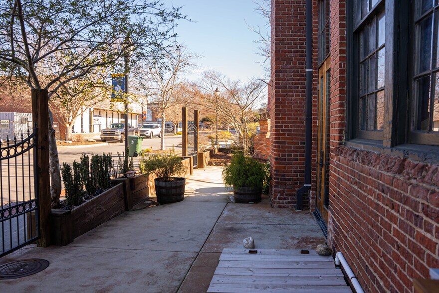 More Photos Of 146 Maxwell Ave, Greenwood Restaurant For Lease