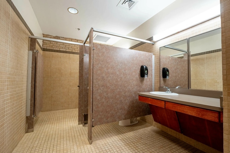 More Photos Of 1121 E Austin, Harlingen Office For Lease