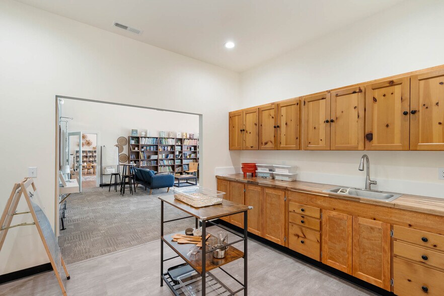 More Photos Of 19066 Willamette Dr, West Linn Freestanding For Lease