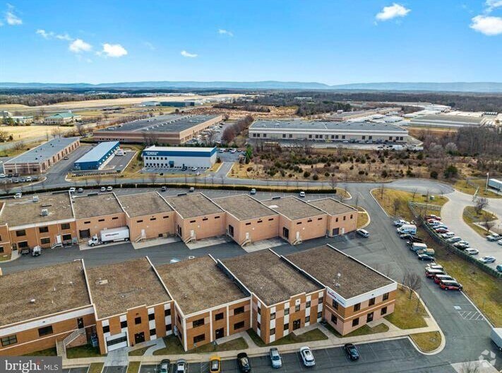 More Photos Of 240-254 Airport Rd, Winchester Light Distribution For Lease