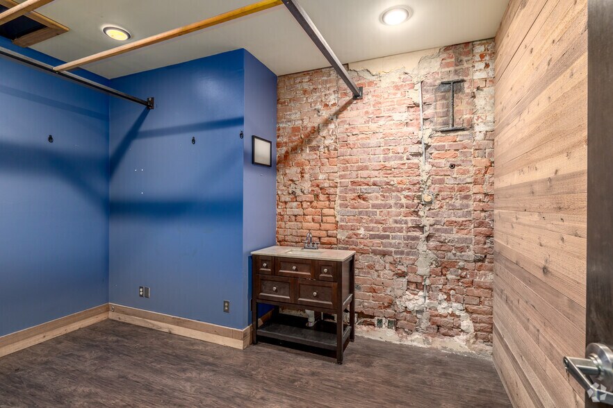 More Photos Of 221 S Tryon St, Charlotte Storefront Retail Office For Sale