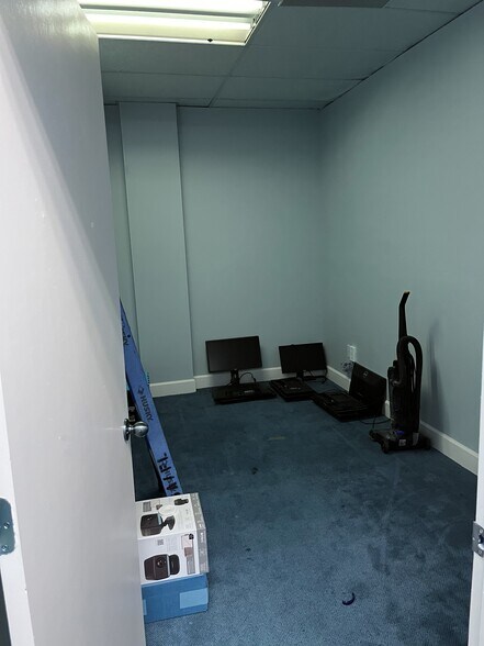 More Photos Of 720 NE Capital Cir, Tallahassee Unknown For Lease