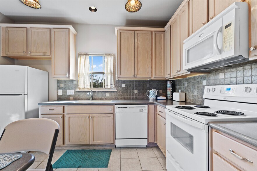 More Photos Of 1092 FM 3000, Elgin Specialty For Sale
