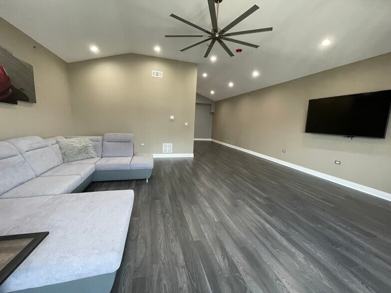 More Photos Of 2220 Ferry Rd, Naperville Showroom For Sale