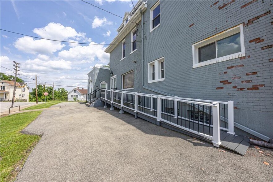 More Photos Of 121 Ridge Ave, Washington Funeral Home For Sale