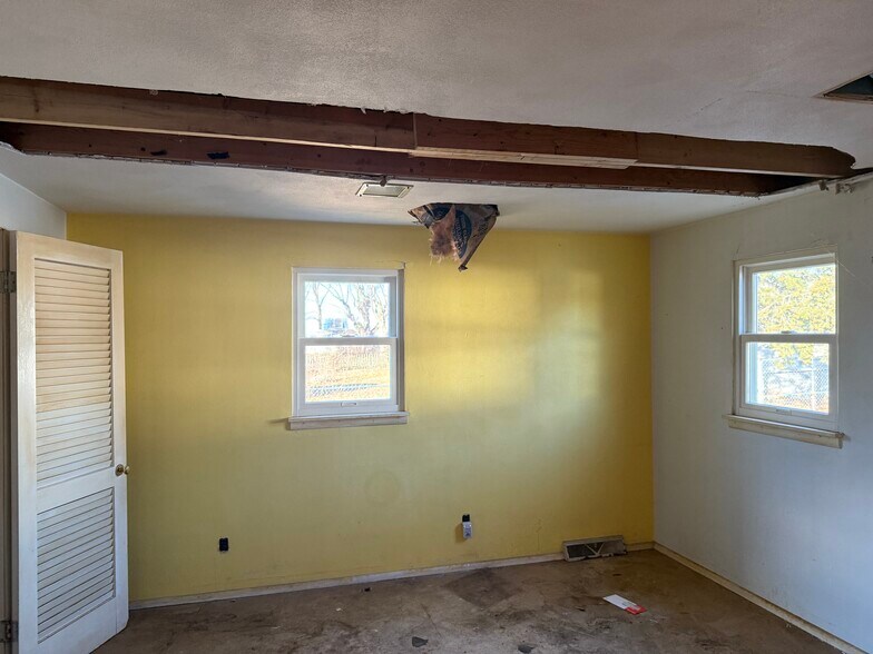 More Photos Of 239 Grand Ave, Waterloo Specialty For Sale